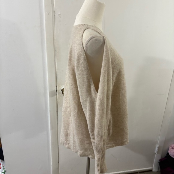 Saks Fifth Avenue 100% Cashmere Sweater Cold Shoulder Cream Beige Pullover Sz L - Picture 2 of 13